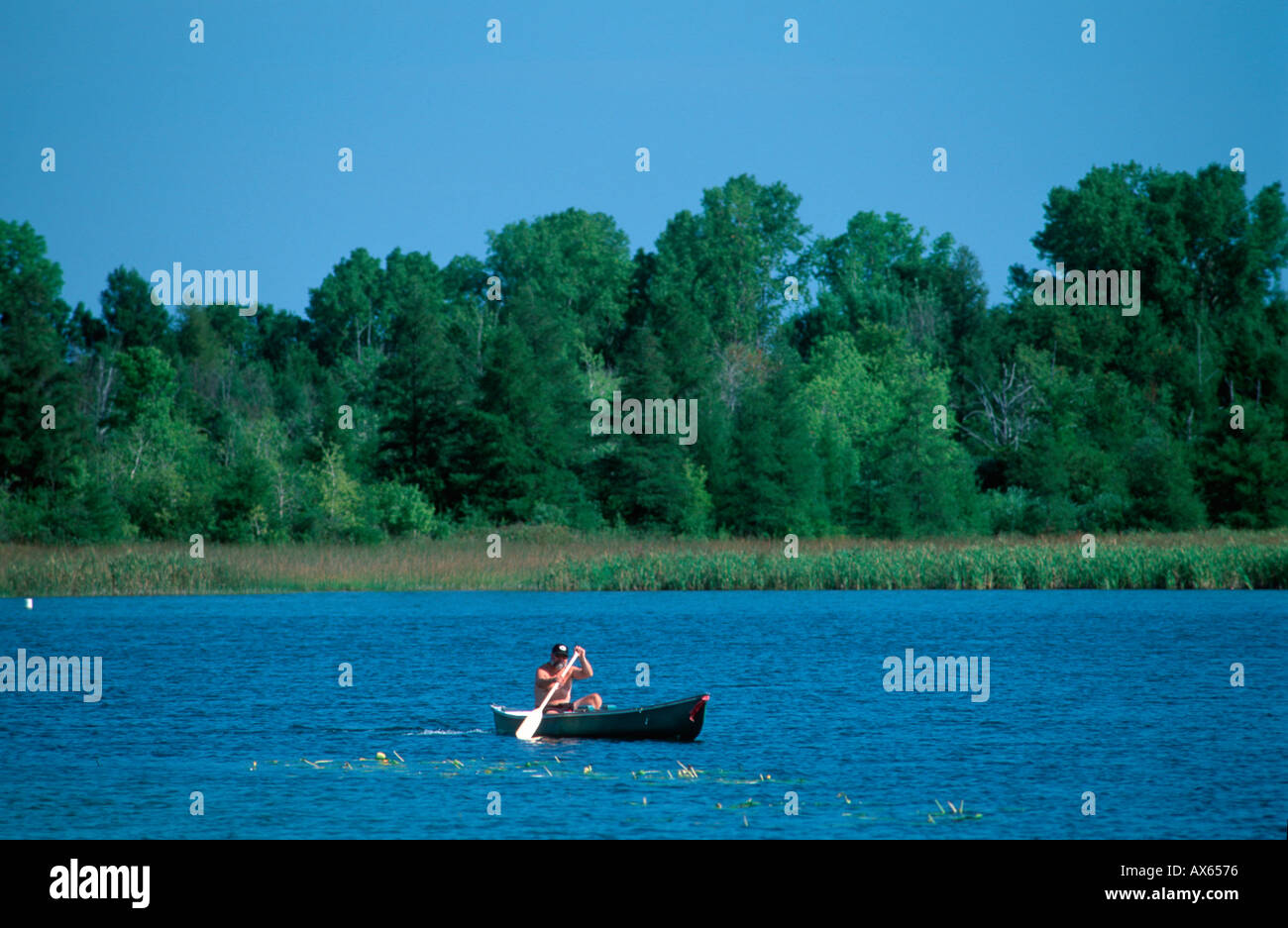 Mann im Ruderboot auf Ottawa Lake, Kettle Moraine Staatspark Wisconsin USA, August 2003 Stockfoto