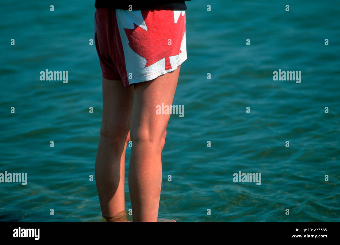 Frau im kanadischen shorts stehen in Ottawa Lake, Kettle Moraine Staatspark Wisconsin USA, August 2003 Stockfoto