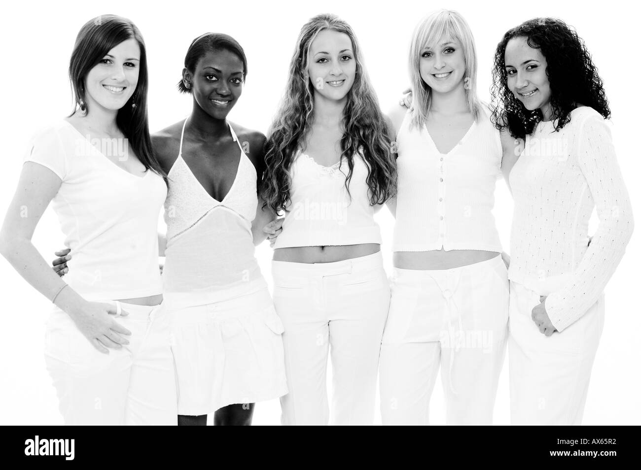 Ein schwarz-weiß Foto von fünf hübschen jungen Frauen in weiß auf weiß Stockfoto