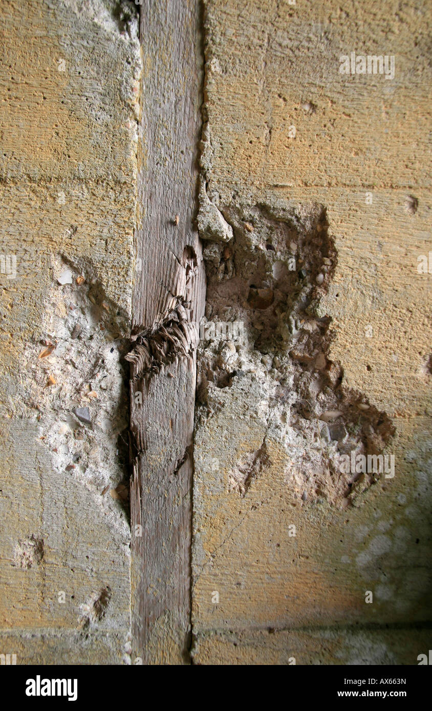 Wand-Schäden am Eingang von einem unterirdischen Bunker an der Deutsch-Batterie Azeville, Normandy. Stockfoto