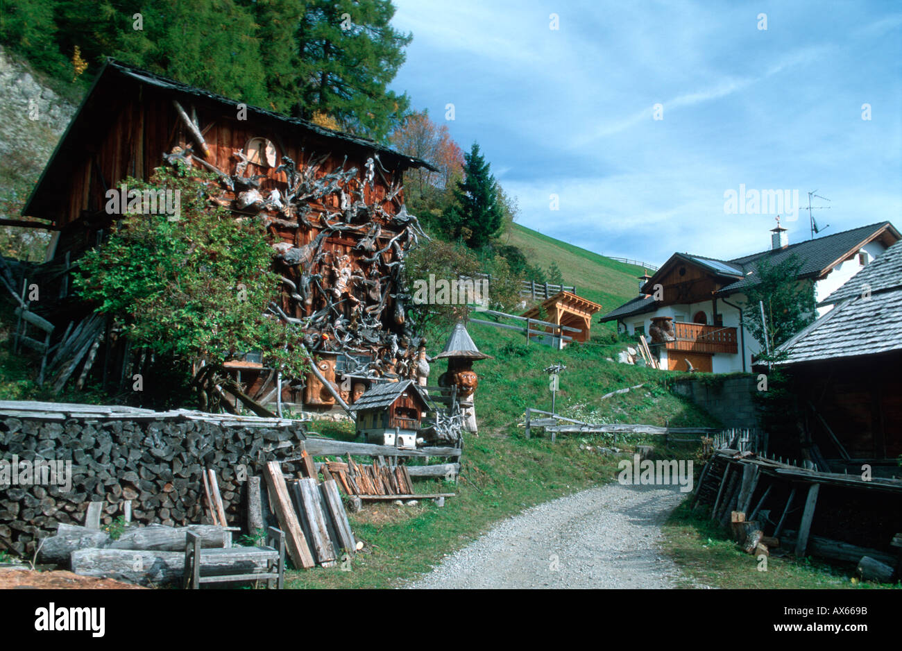 Holzschnitzer Haus in Seres Viles in der Nähe von Campill (Longiaru) Tal Campilltal Trentino Alto Adige Italien Oktober 2002 Stockfoto