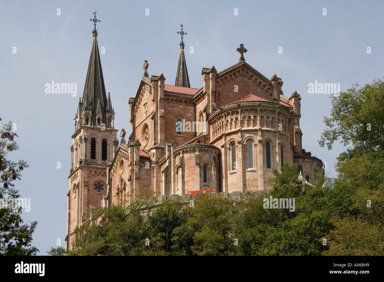 Taeger Jahrhundert rosa Basilika auf Hügel am Cavadonga Asturien Spanien Stockfoto