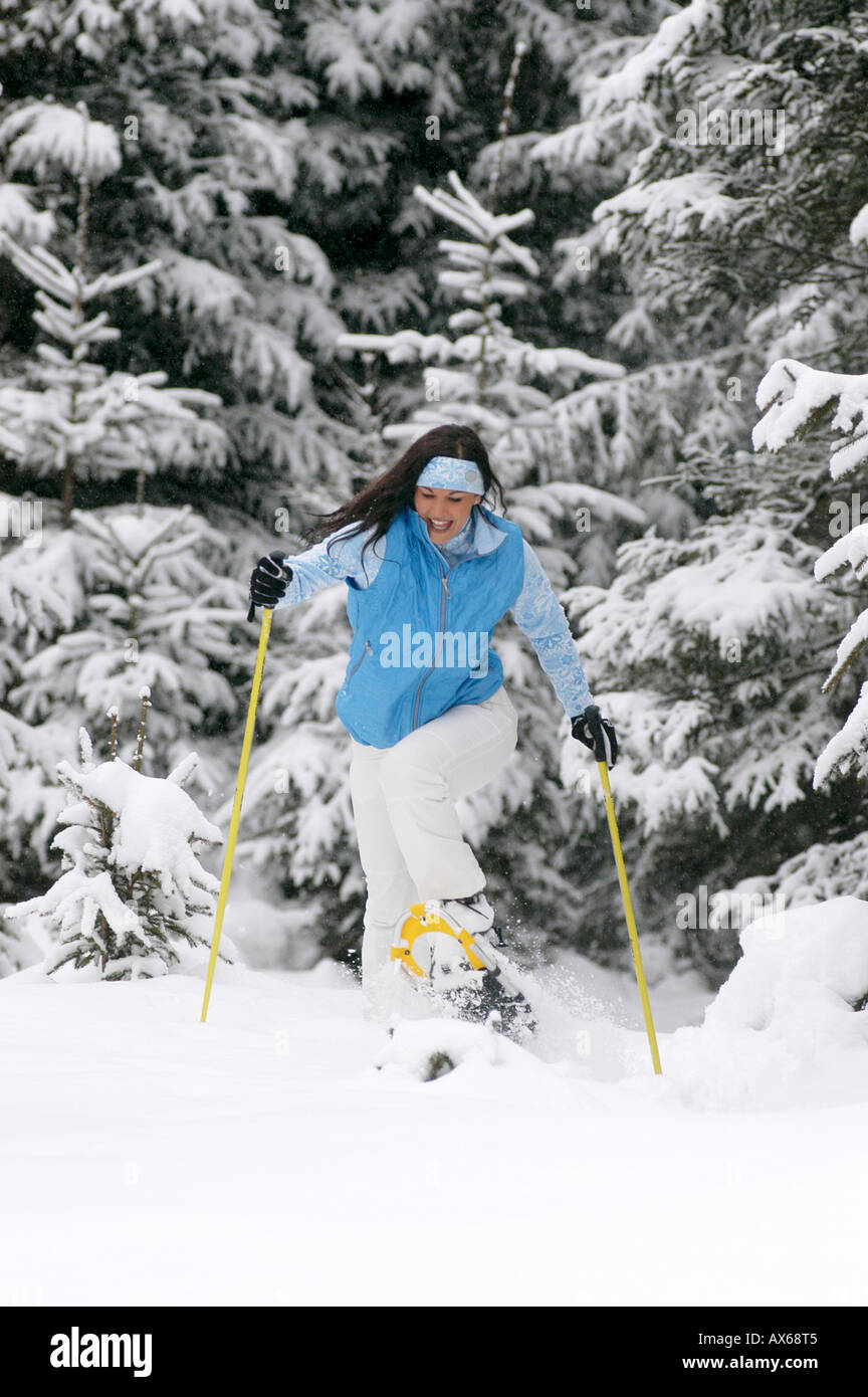 Junge Frau, Schneeschuhwandern, lachen Stockfoto