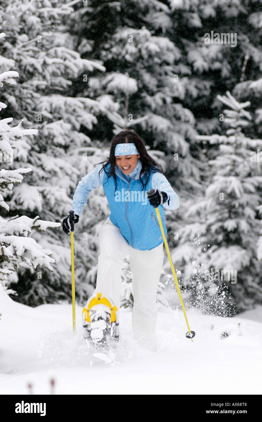 Junge Frau Schneeschuhwandern Stockfoto