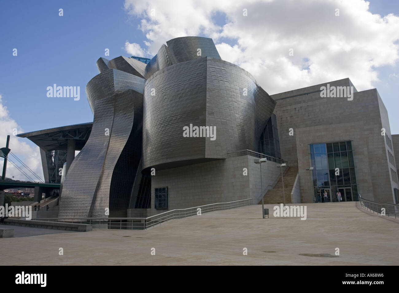Guggenheim Museum, entworfen von Frank Gehry am Ufer entlang Rio Nervion Bilbao Euskal Herria Spanien Stockfoto