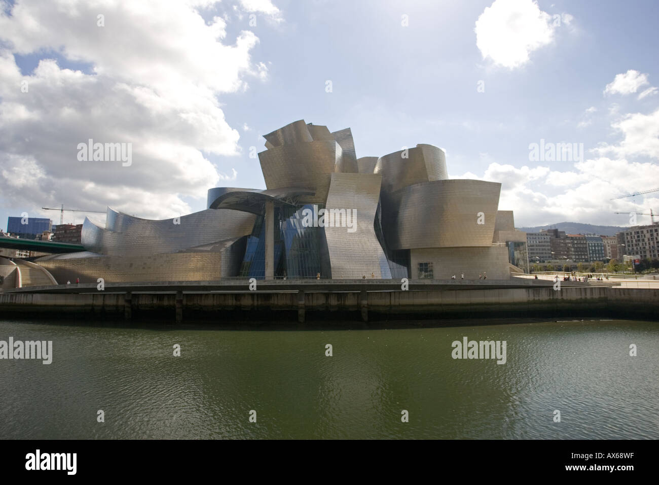 Guggenheim Museum, entworfen von Frank Gehry am Ufer entlang Rio Nervion Bilbao Euskal Herria Spanien Stockfoto