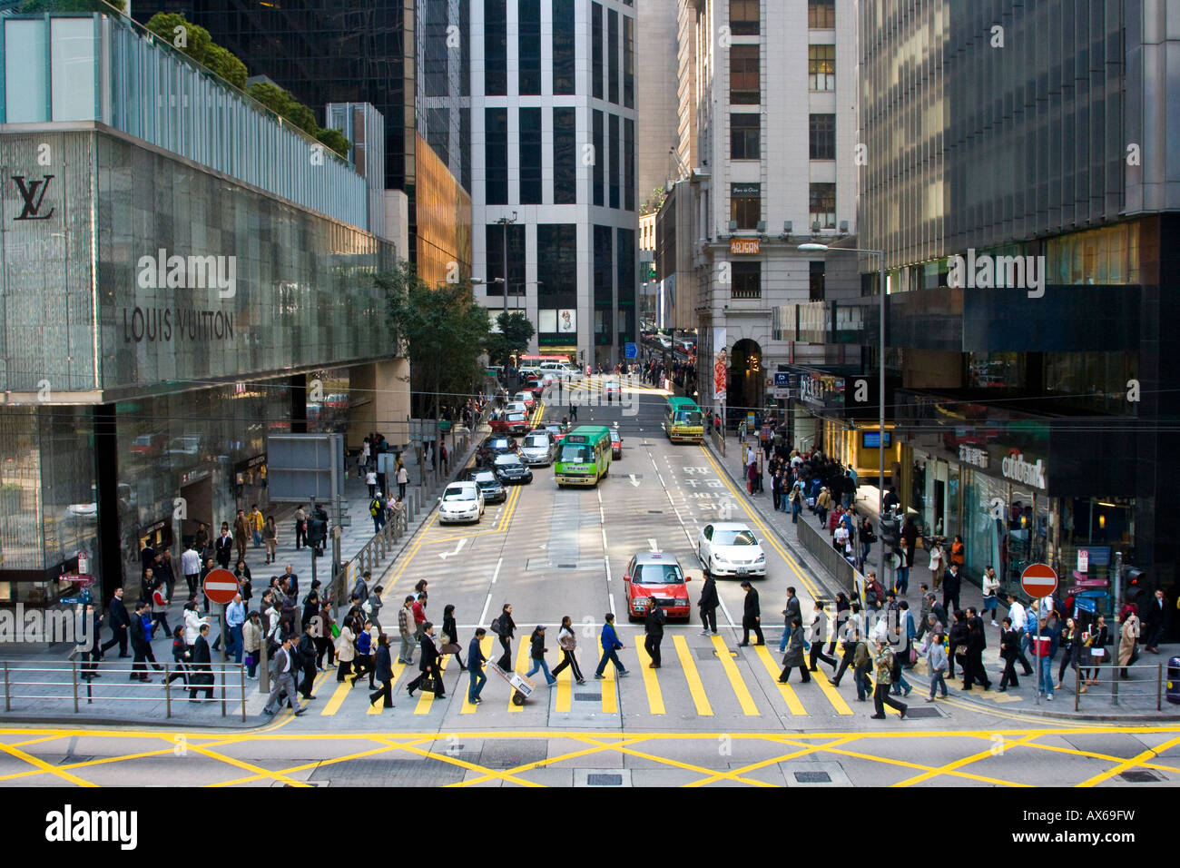 Menschen zu Fuß auf einem Zebrastreifen und Blick auf die Straße im Zentrum von Hongkong Stockfoto