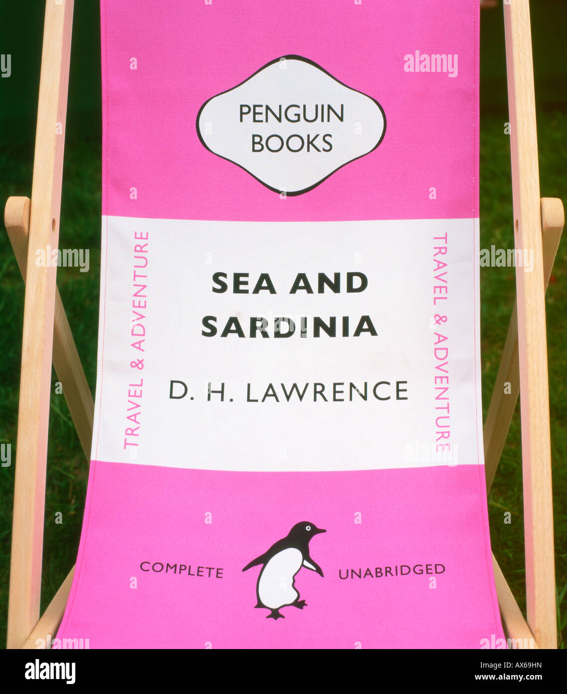 Rosa Penguin Books Liegestuhl mit Blick auf das Meer und Sardinien Buch Cover von D.H. gedruckt Lawrence im Hay Festival Hay-on-Wye Wales KATHY DEWITT Stockfoto