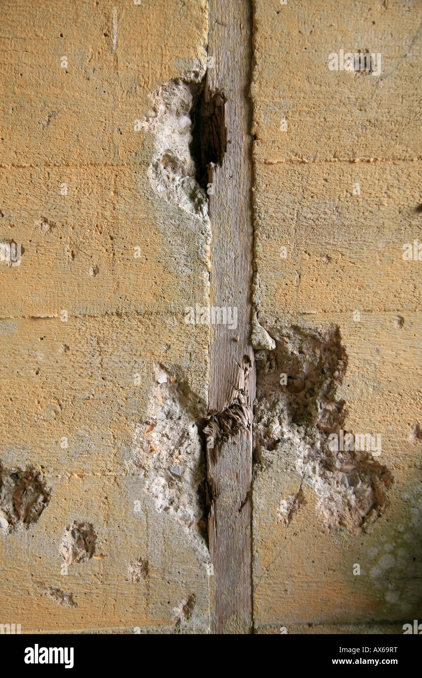 Wand-Schäden am Eingang von einem unterirdischen Bunker an der Deutsch-Batterie Azeville, Normandy. Stockfoto
