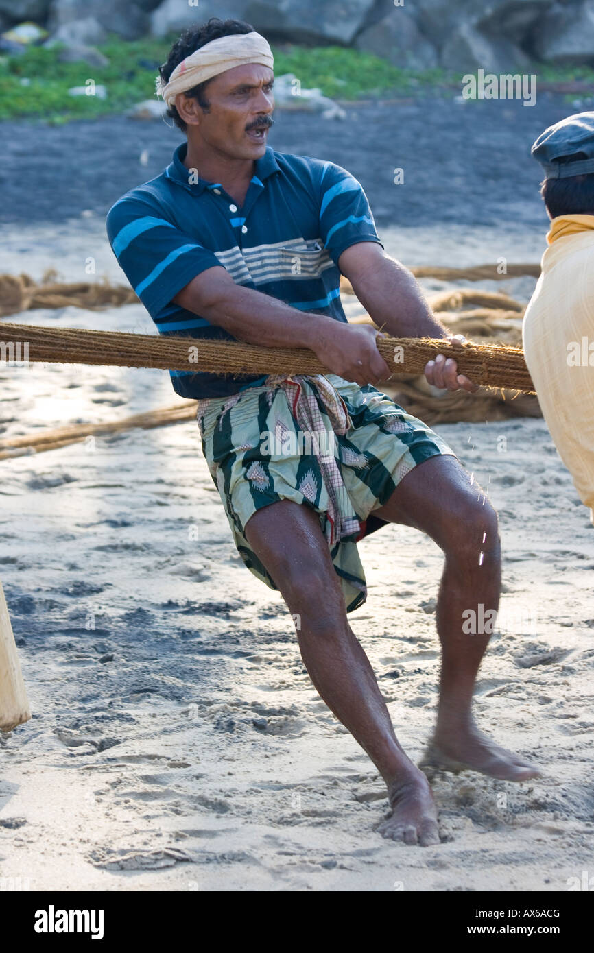 Männer ziehen in Fischernetze am Strand von Varkala Indien Stockfoto