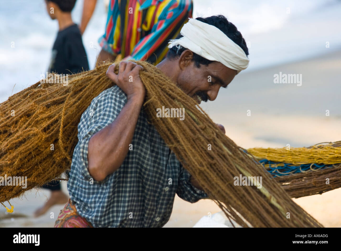 Männer ziehen in Fischernetze am Strand von Varkala Indien Stockfoto