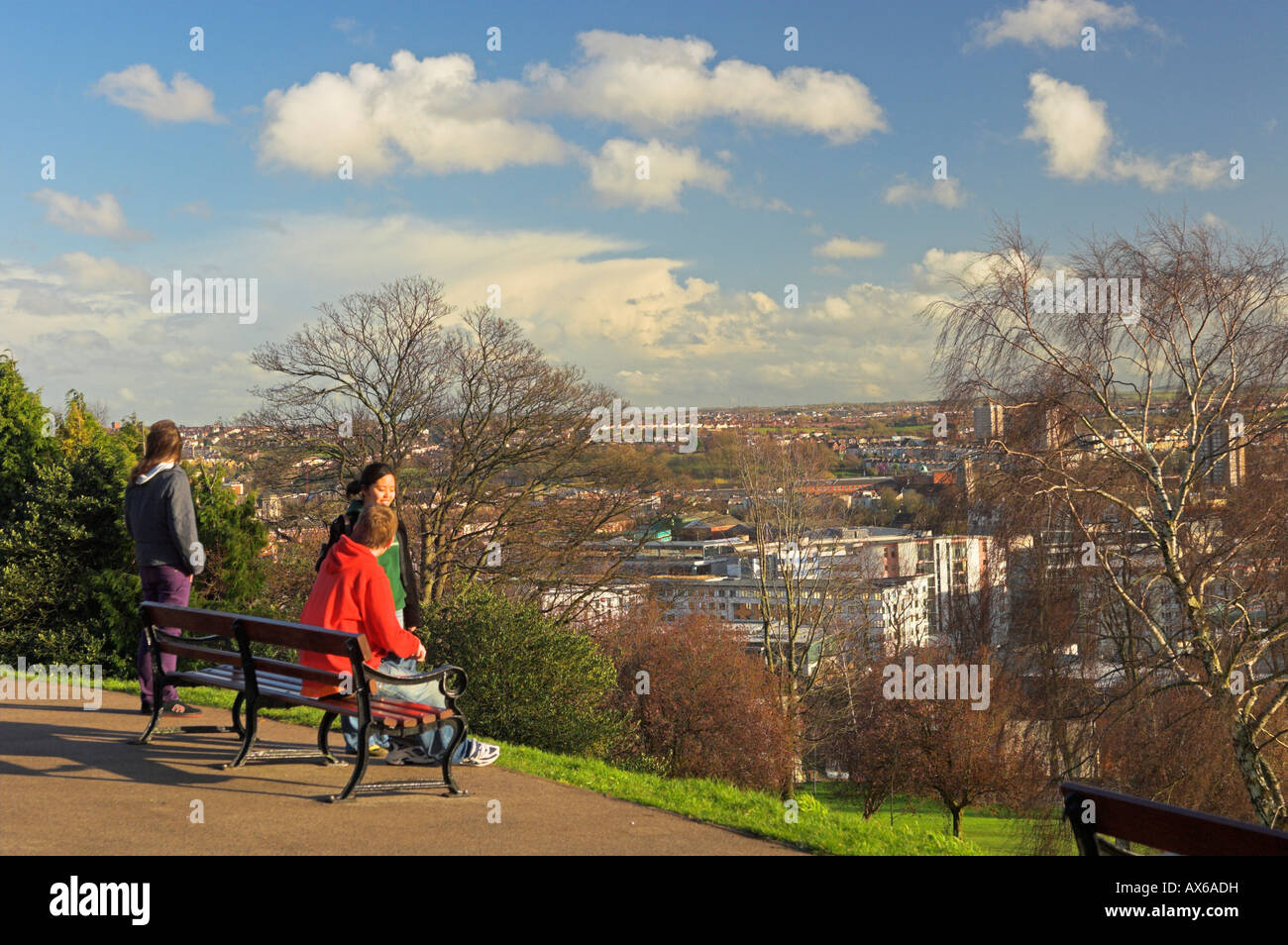 Personen mit Blick auf die Stadt Bristol von Brandon Hill im winter Stockfoto
