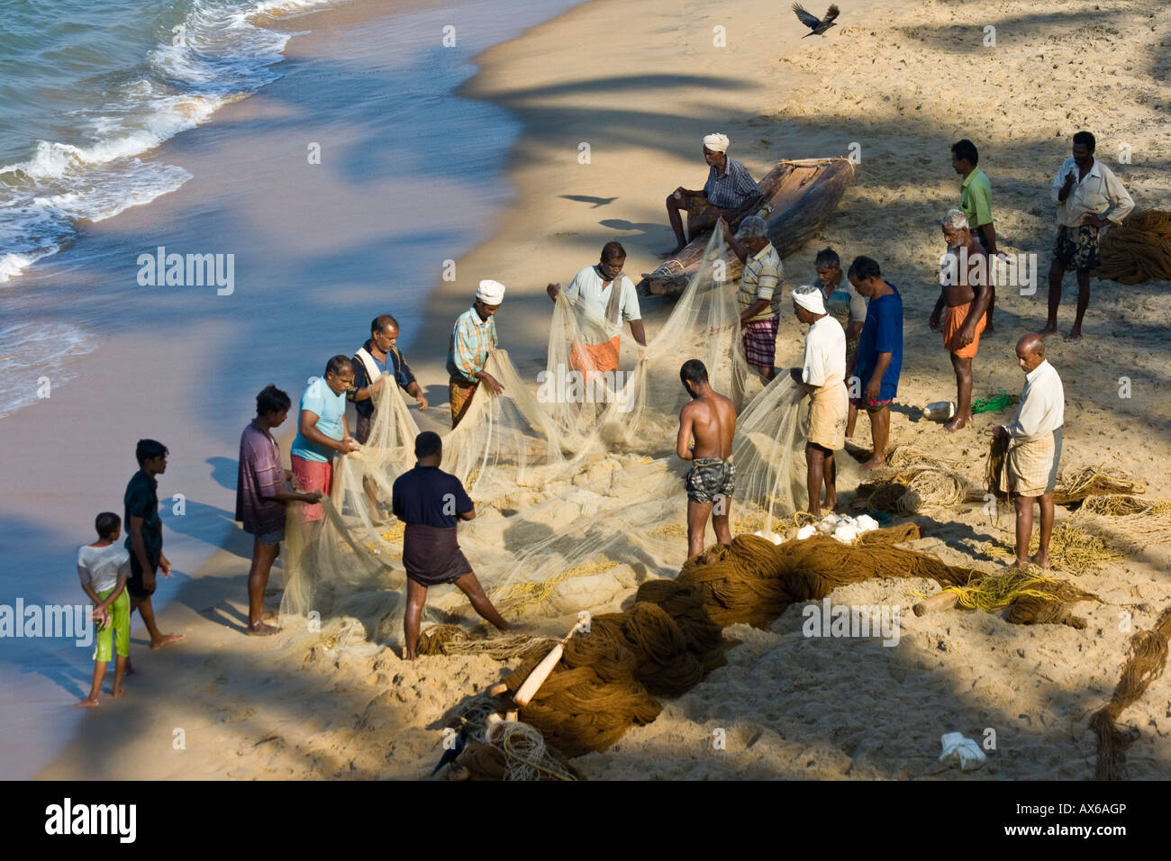 Fischer und der Haken zog sie nur mit einem Netz in Varkala Indien Stockfoto