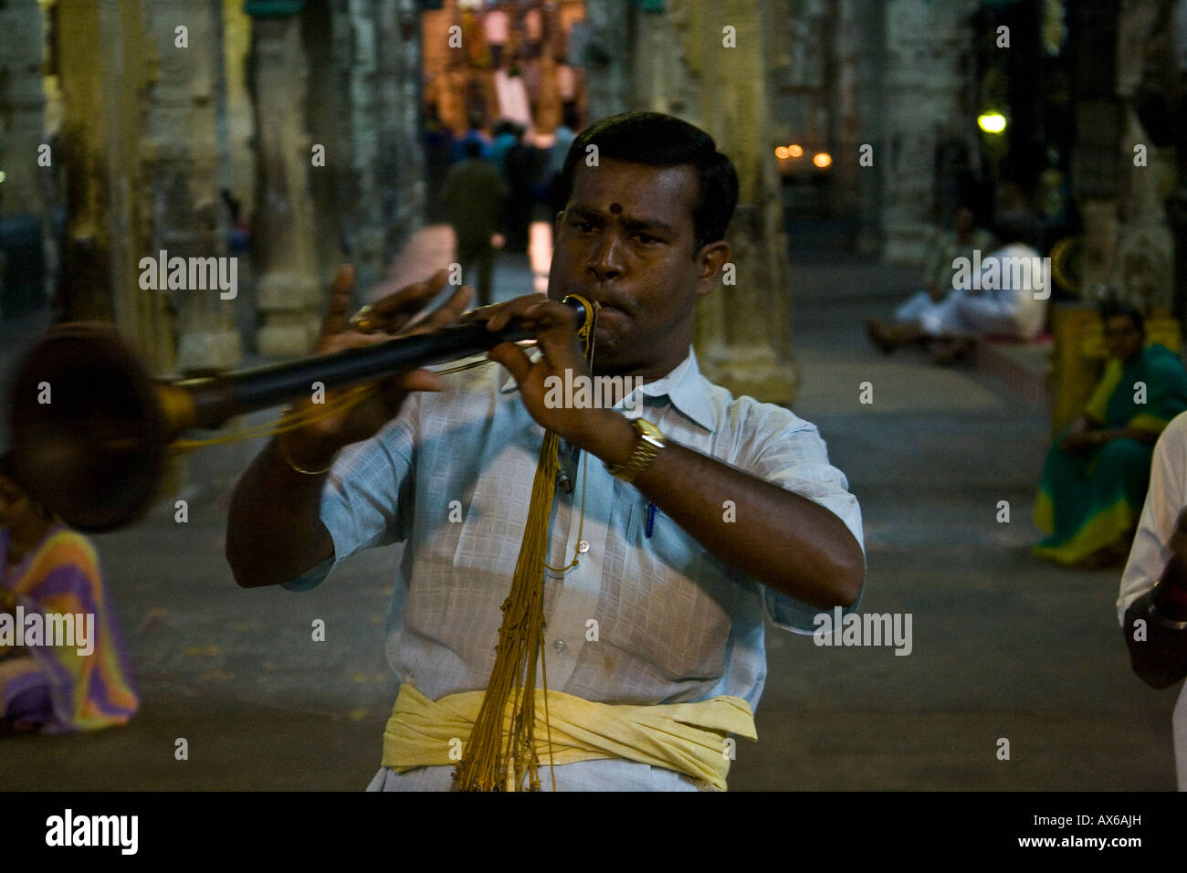 Man spielt ein gehörnter Instrument während einer Prozession in Meenakshi-Tempel in Madurai, Indien Stockfoto