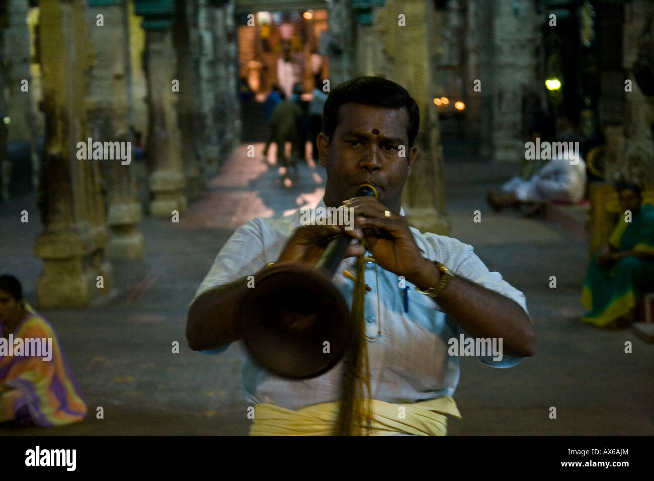 Man spielt ein gehörnter Instrument während einer Prozession in Meenakshi-Tempel in Madurai, Indien Stockfoto