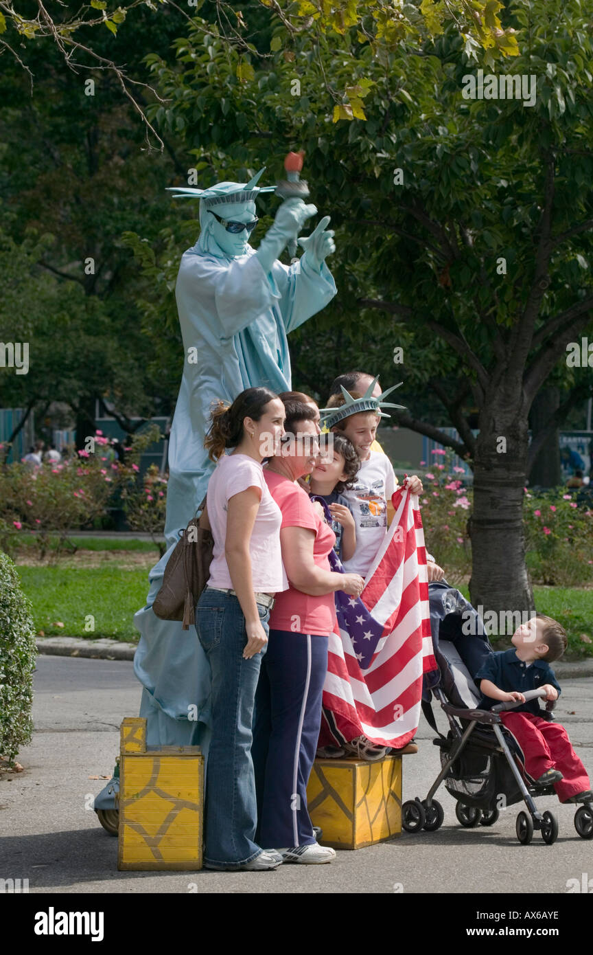 Menschlichen Freiheitsstatue für Touristen Fotos Battery Park New York City Stockfoto