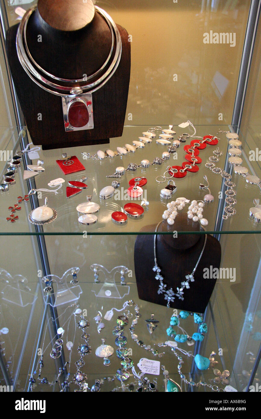 Handwerk-Schmuck in einer Shop-Vitrine Stockfoto