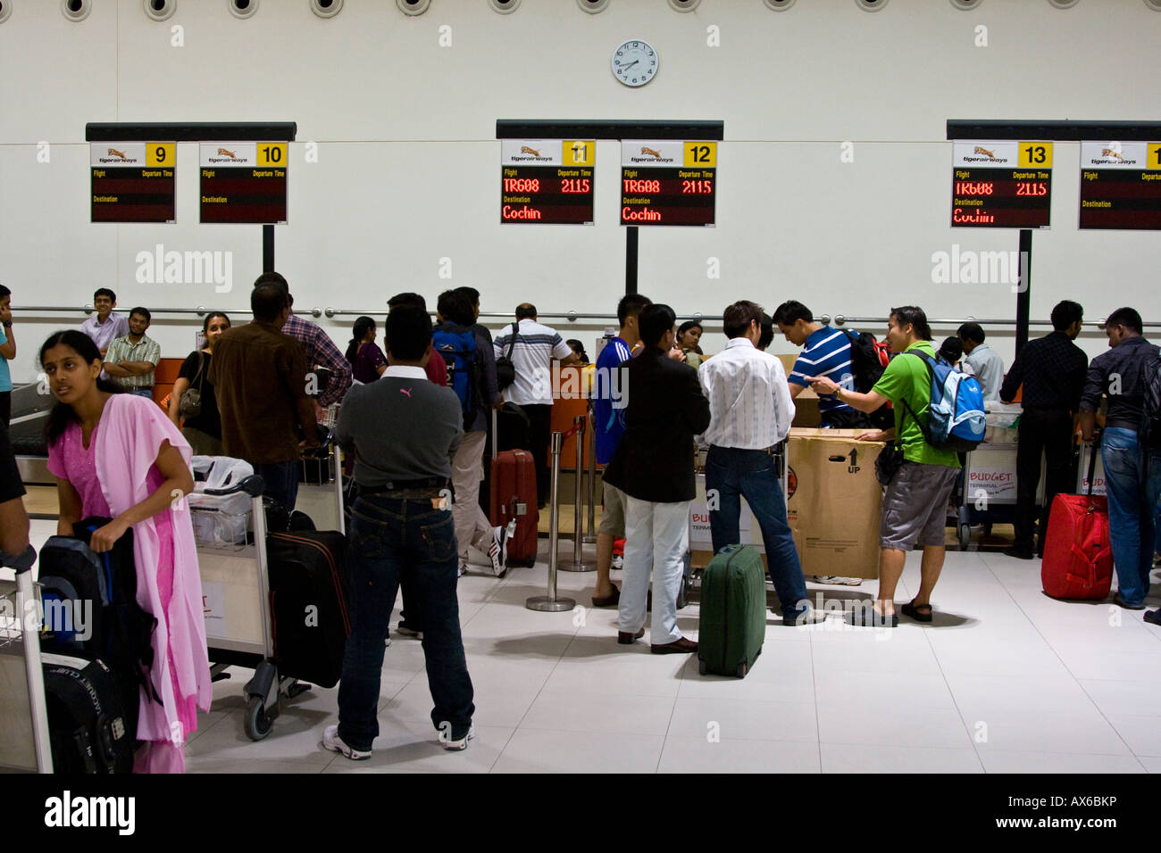 Singapur Flughafen Check-in Schalter für Tiger Airways Flug nach Cochin, Indien Stockfoto