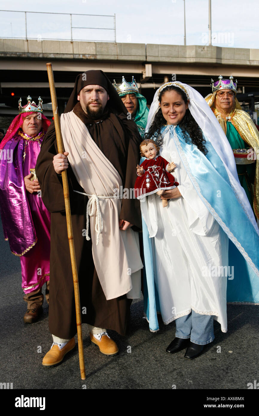 Josef und Maria mit dem Jesuskind marschieren in einer drei Könige Day-Parade in Brooklyn New York Stockfoto