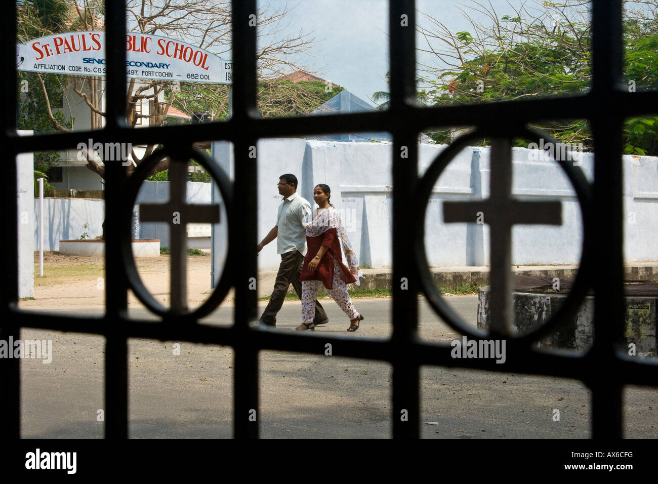 Inder durch ein Tor mit Kreuzen in Cochin, Indien Stockfoto