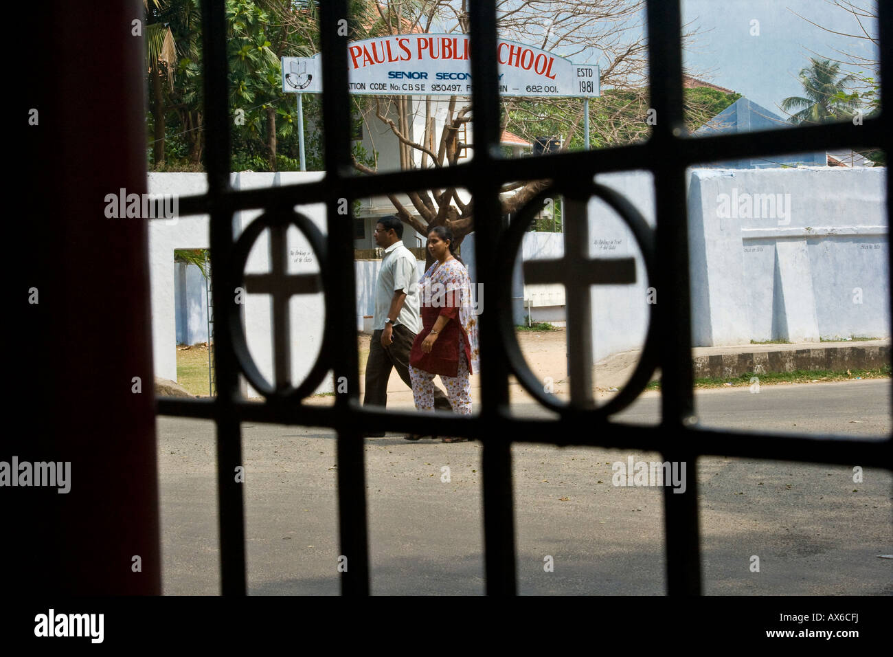 Inder durch ein Tor mit Kreuzen in Cochin, Indien Stockfoto