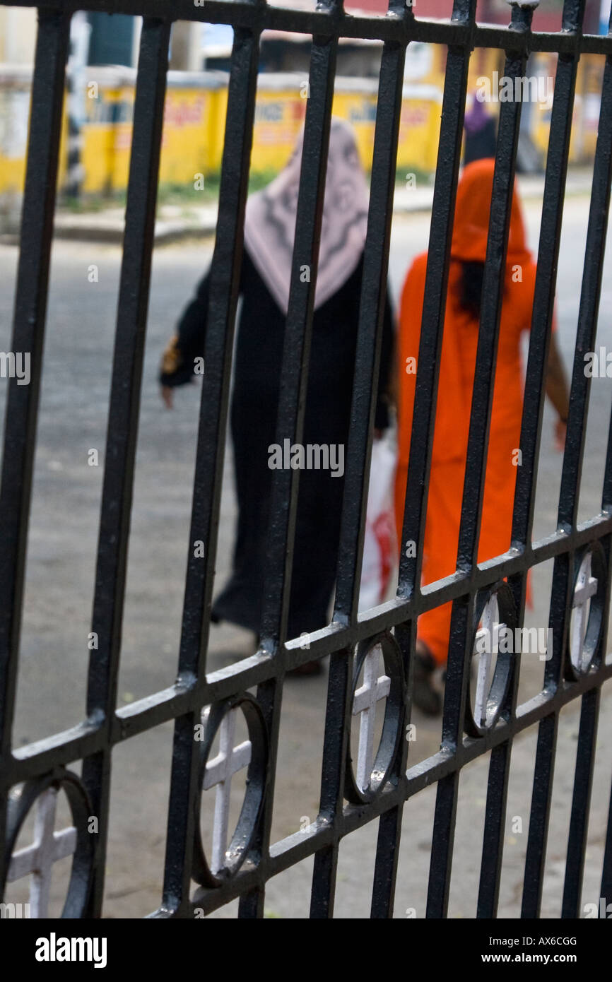 Indische Muslime durch ein Tor mit Kreuzen in Cochin, Indien Stockfoto