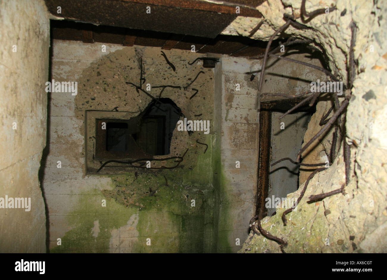 Eine beschädigte Tür zu einem unterirdischen Bunker an der Batterie Azeville, Normandie, Frankreich. Stockfoto