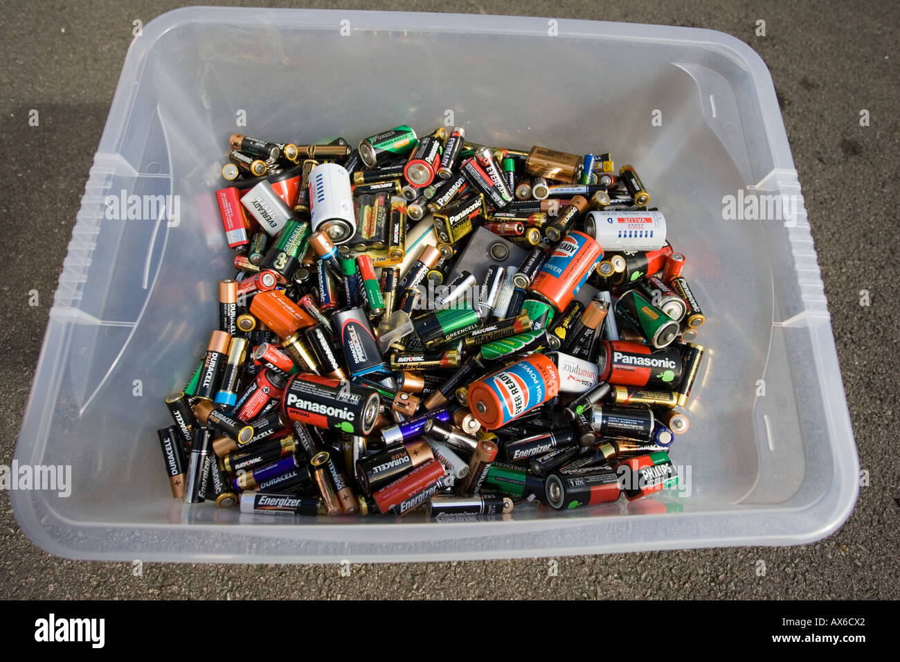 Kunststoff-Box mit Hunderten von gebrauchten Trockenbatterien gesammelt für das recycling UK Stockfoto