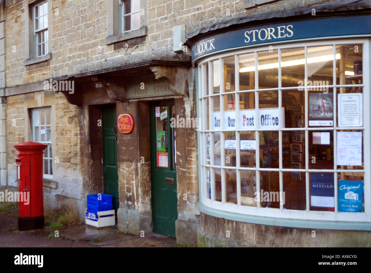 Speichern Sie unsere Post-Office-Zeichen in die Frontscheibe des Lacock Dorf Postamt nr Chippenham, Wiltshire Stockfoto