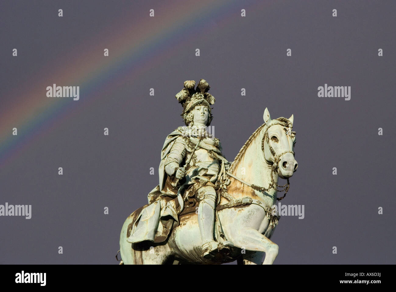 Statue von König José I mit Regenbogen Lissabon Stockfoto