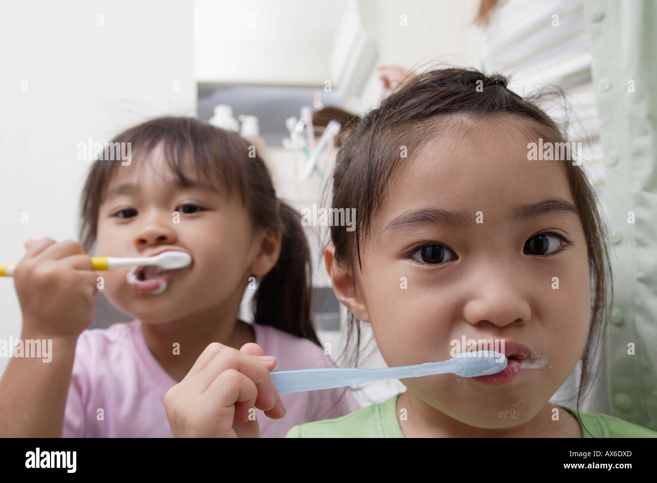 Schwestern, die Zähne zu putzen Stockfoto