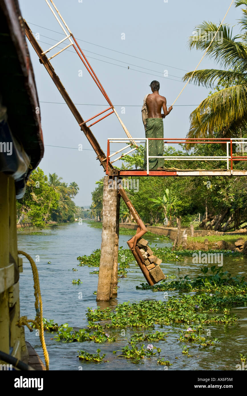 Mann heben Brücke nach einem vorbeifahrenden Boot in den Backwaters Keralas in Indien Stockfoto