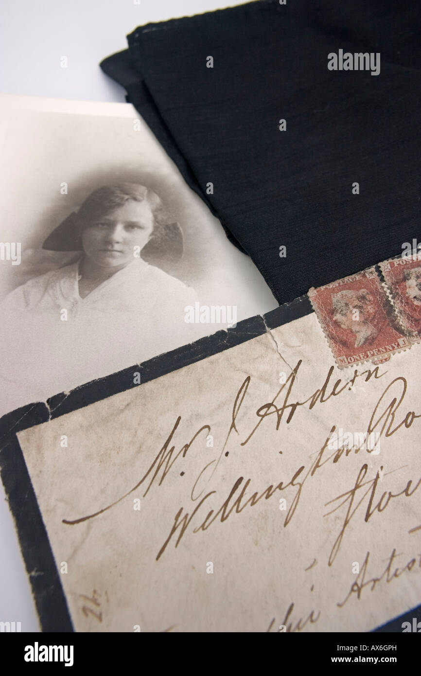 Nahaufnahme von schwarz umrandet viktorianischen Brief Ankündigung Tod mit begleitenden schwarz-weiß Foto Stockfoto