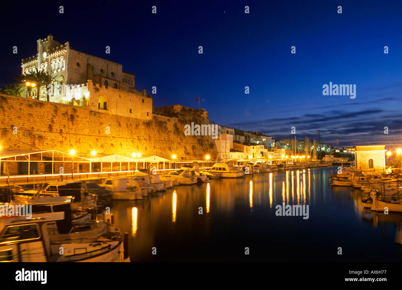 Ciutadella Menorca Menorca Balearen Inseln, Spain.Night Schuss von Hafen und Rathaus Stockfoto