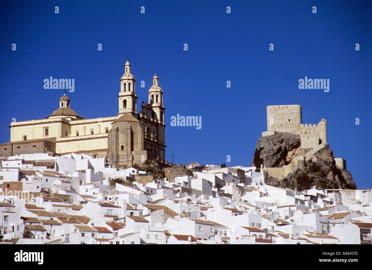 Olvera, weißes Dorf, Provinz Cadiz, Andalusien, Spanien. Reise-Kirche und Burg. Stockfoto
