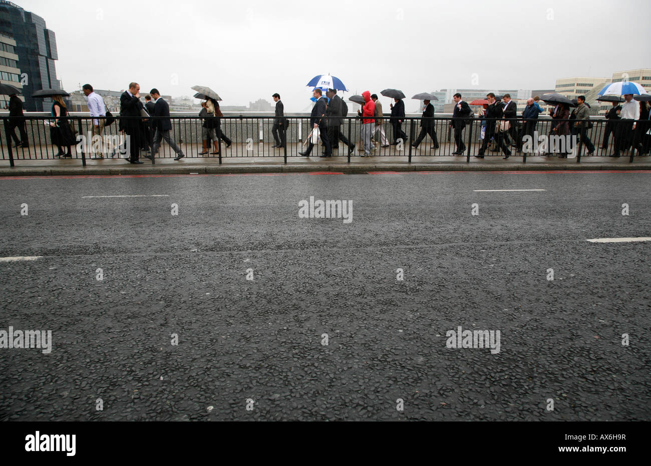 Pendler, die London Brücke während der morgendlichen Berufsverkehr Stockfoto