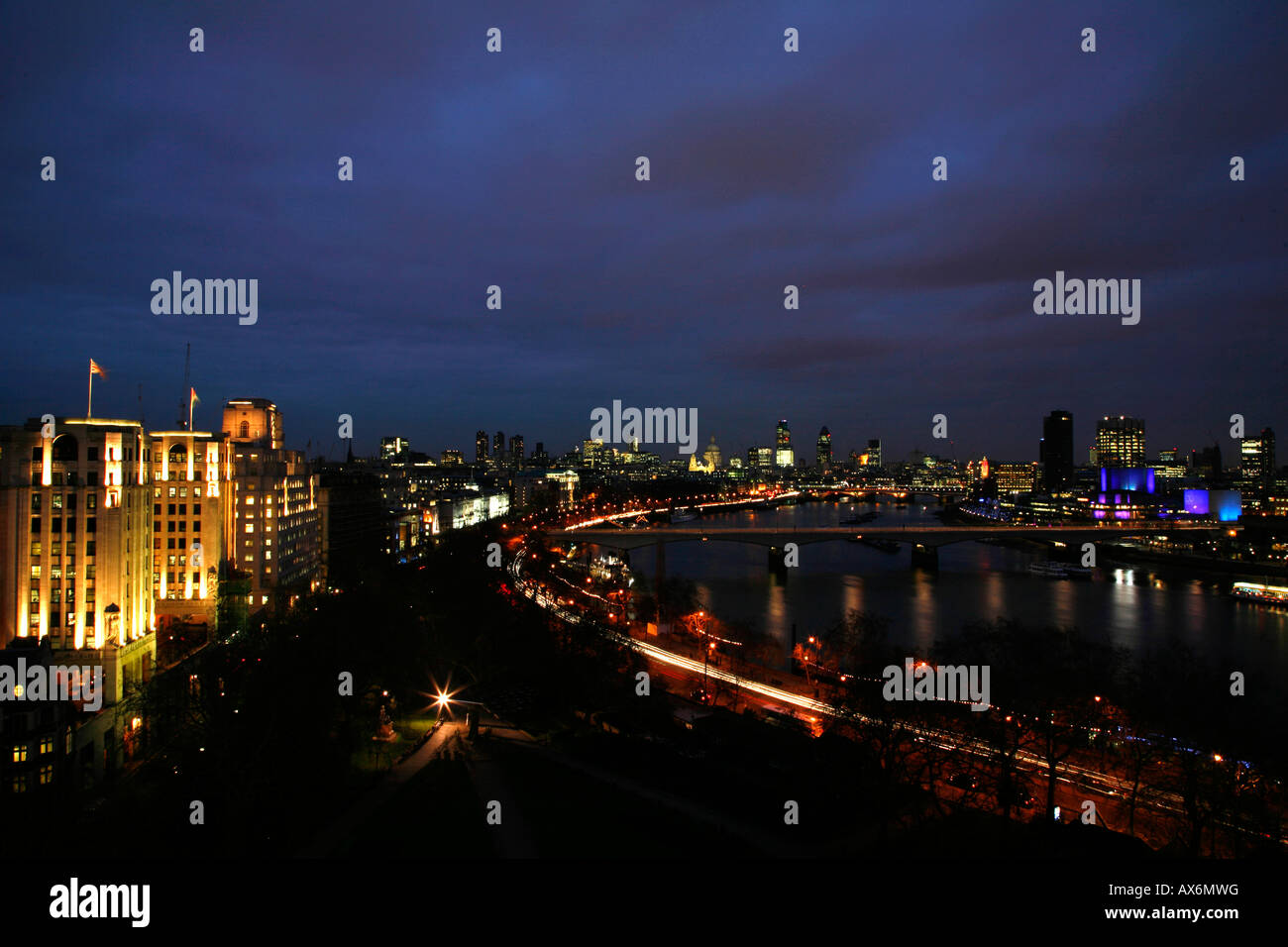 Panoramablick auf die Themse vorbei an Waterloo Bridge in Richtung The City of London Stockfoto