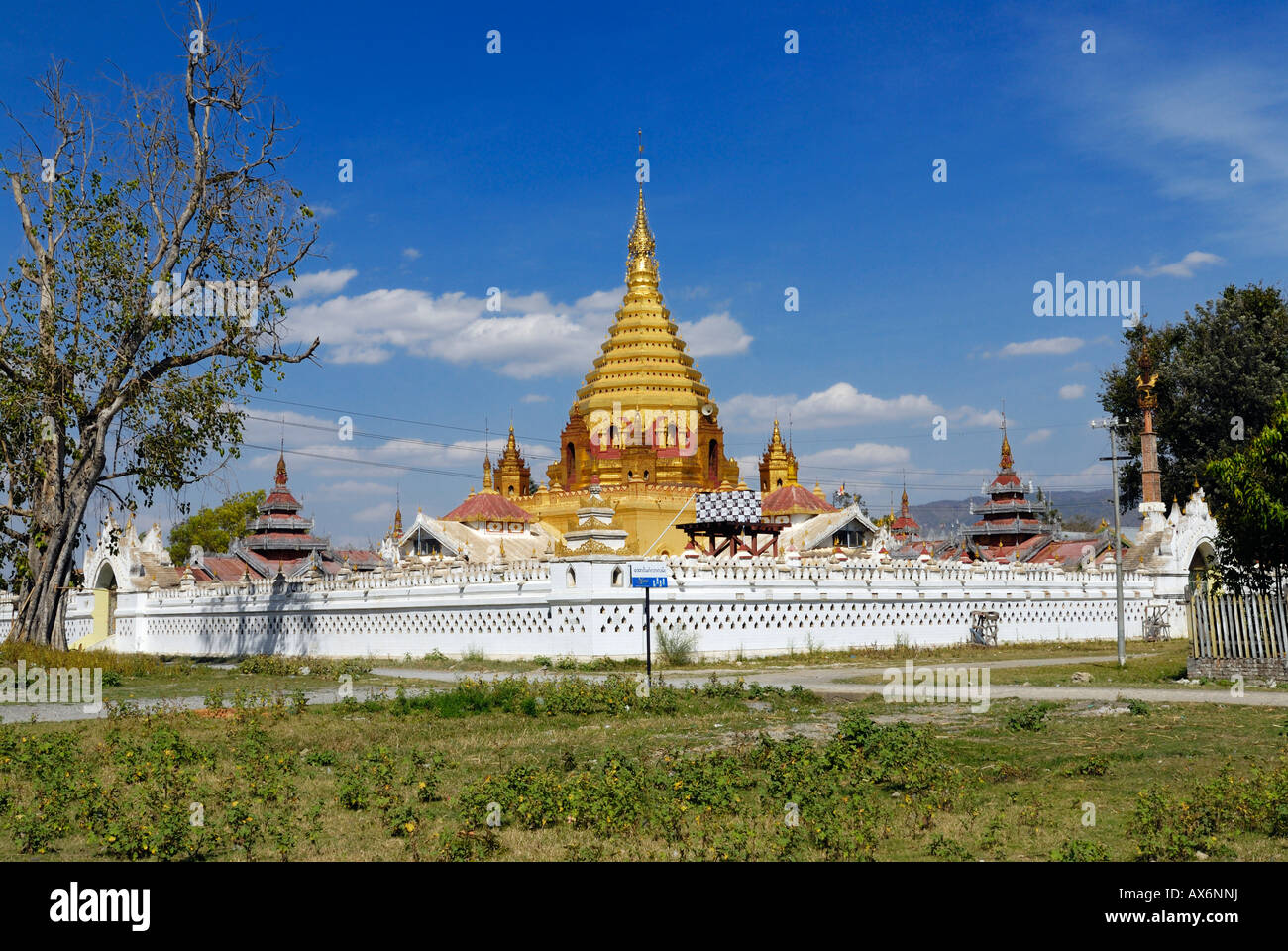 Buddhistischer Tempel gegen Wolken am blauen Himmel Yadana Man Aung Pagode, Nyaung Shwe, Myanmar Stockfoto