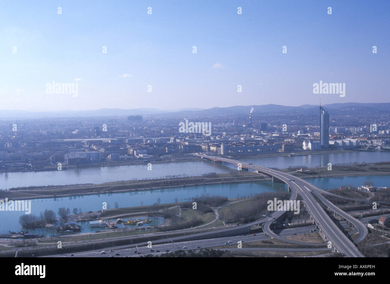Blick auf die Brigittenauer Brücke vom Donauturm Stockfoto
