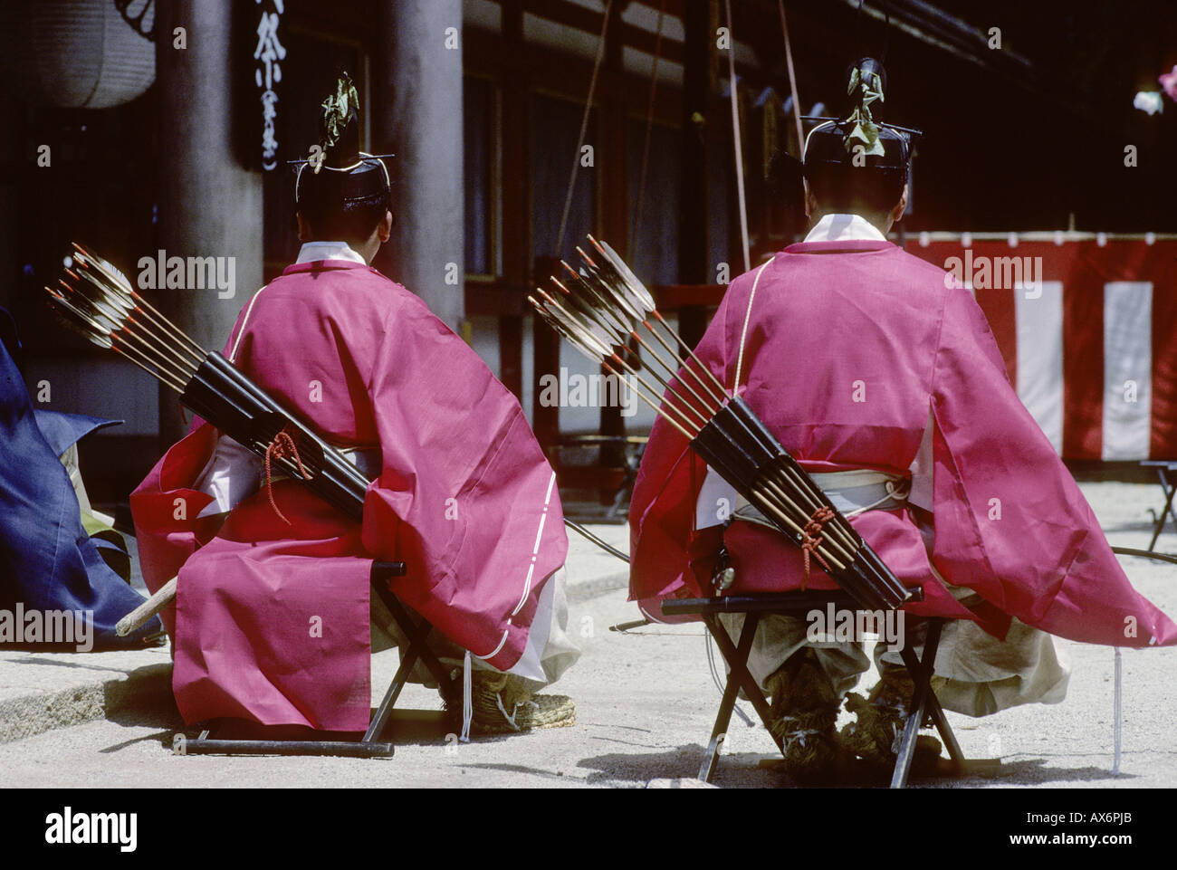 Sitzender Samurai mit Pfeil und Bogen Stockrose Festival Shimogamo Schrein Kyoto Japan Stockfoto