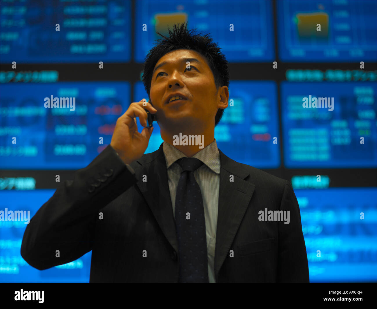Ein Geschäftsmann spricht auf seinem Handy in elektronischen Tokyo Börse Tokio Japan veröffentlicht Stockfoto