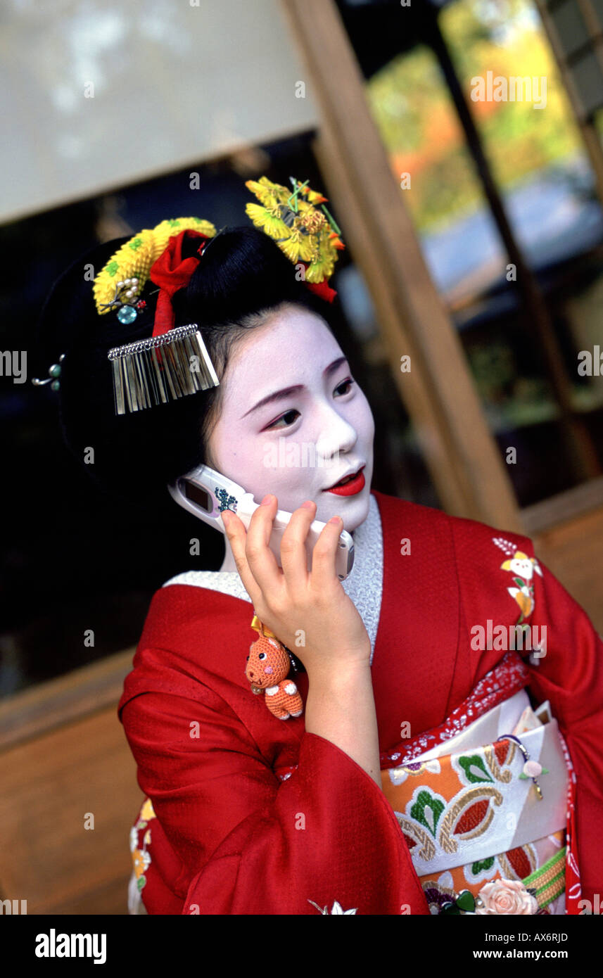 Ein Maiko und Geisha in Ausbildung Gespräche am Telefon Stockfoto