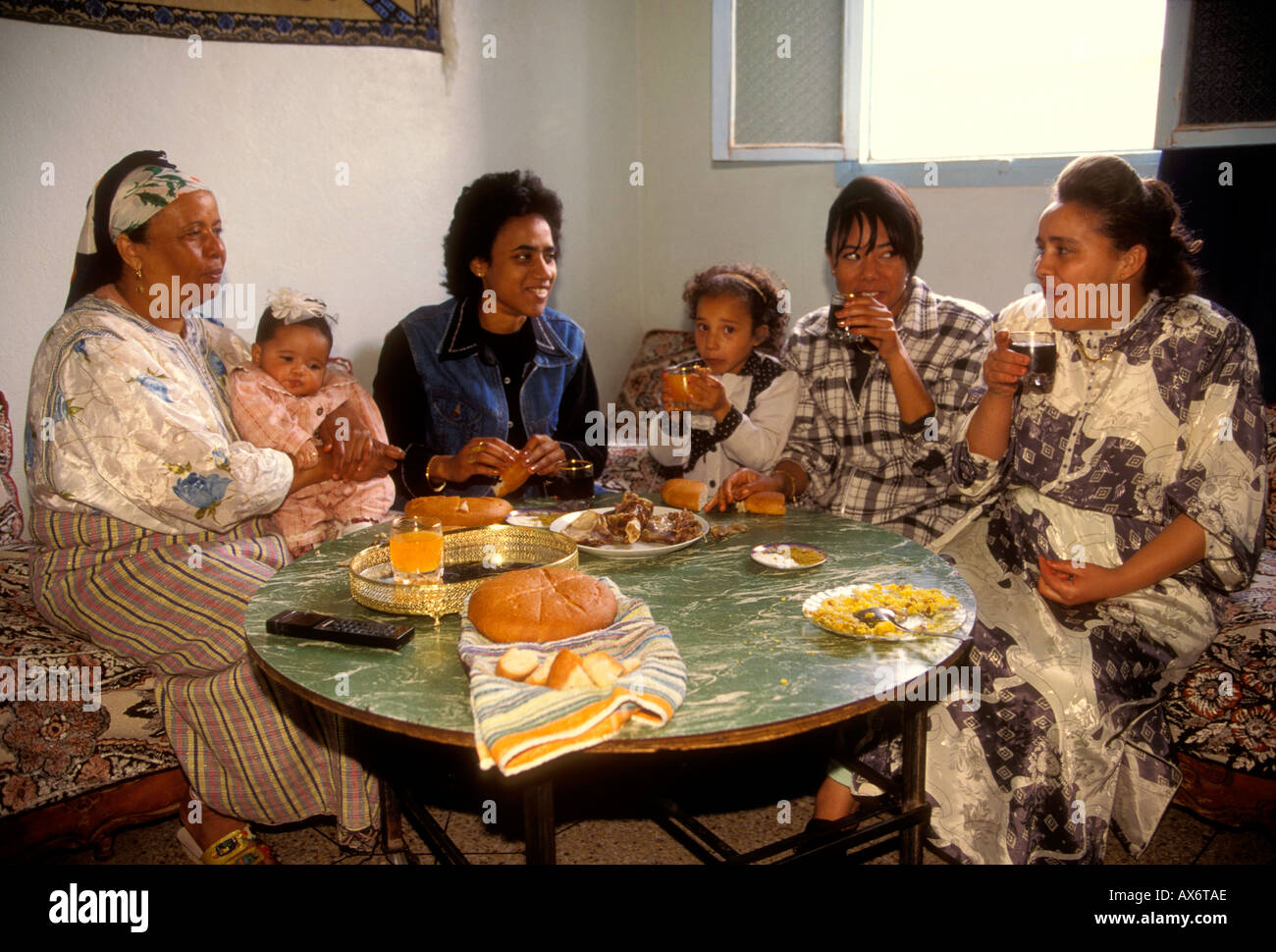 Marokkanischen Familie, Essen, zu Hause, Fes el-Bali, Stadt von Fes, Marokko Stockfoto