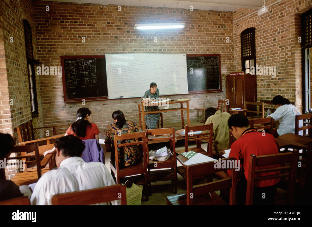 Eine kleine Universität Unterricht in Rangoon Burma A Lehrer weist die Klasse in einer Lesung-Übung Stockfoto
