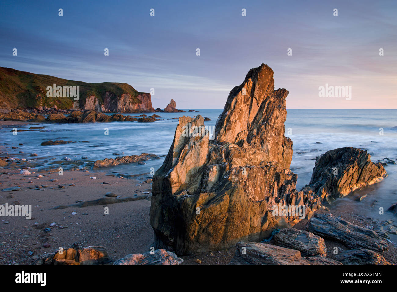Schroffe Felsen an der Küste South Devon, Größe Stockfoto