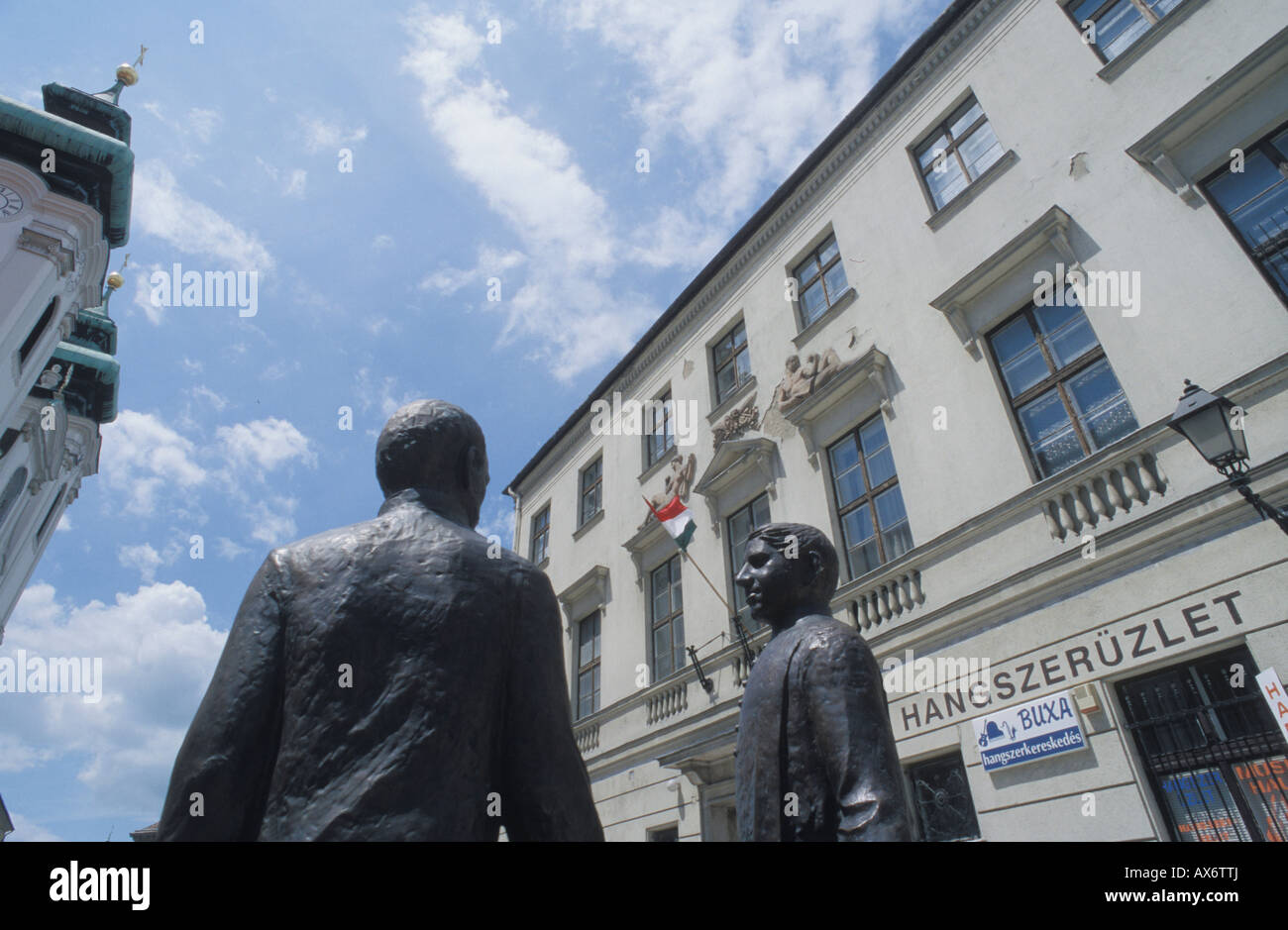 Haus mit ungarische Flagge und zwei Figuren davor Stockfoto