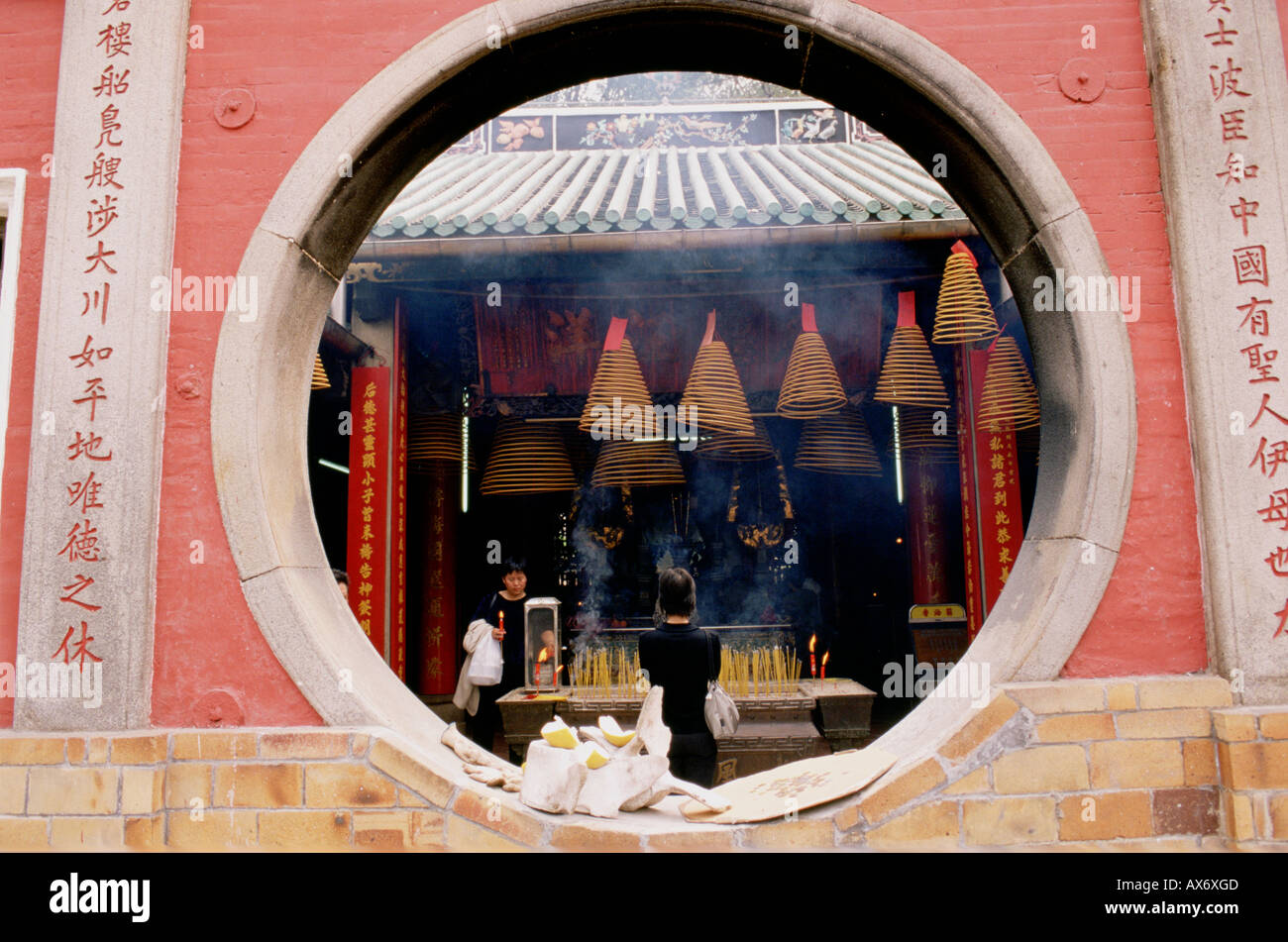 Die A-Ma-Tempel in Macau Weihrauch von der Decke hängt, wenn Gläubige beten und Opfergaben Stockfoto