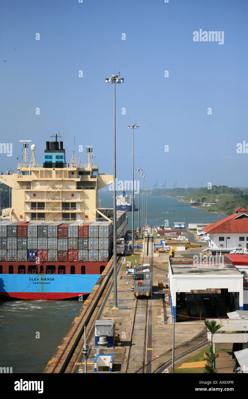 Schiff von Maersk im Gatun Schleusen auf der karibischen Seite des Panamakanals, Republik Panama. Stockfoto