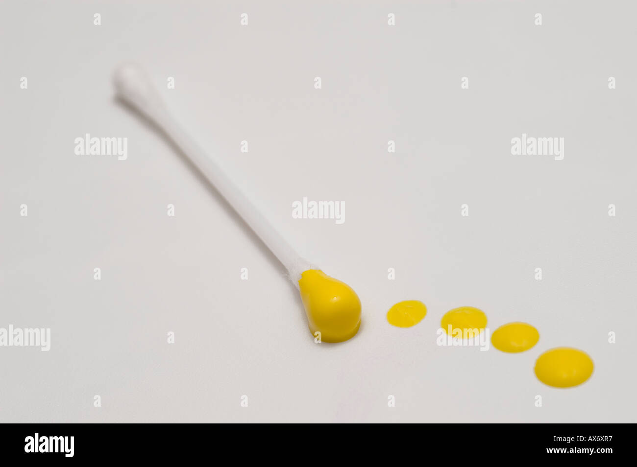 bunte Q-Tips in Farbe getaucht Stockfoto