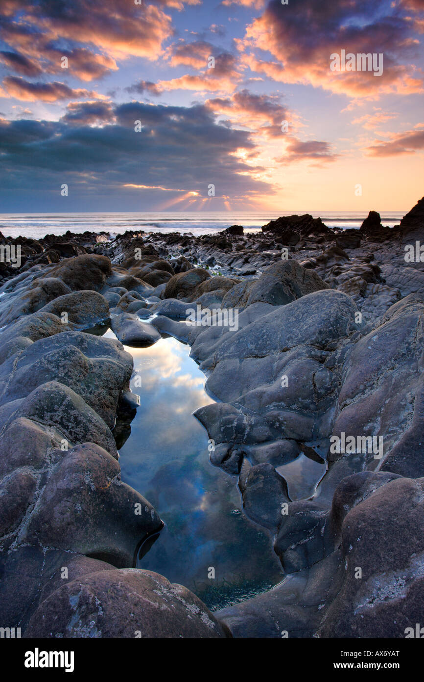 Rockpool und Sonnenuntergang in Sandymouth, North Cornwall Stockfoto